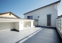 ガレージ上のベランダ。洗濯物を干すのはもちろん、夏には家族でバーベキューを楽しむなど、多目的スペースとして毎日のように活用している