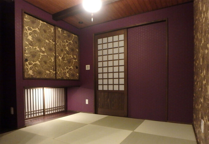 玄関直通のモダンな和室は急な来客にも対応できる。紫色の壁紙が古都のような風情を出し、壁紙の向日葵（ヒマワリ）柄がアクセントを効かせている