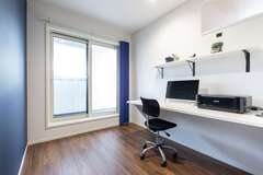 寝室に隣接した書斎はリモートワークや趣味のスペースとして活躍