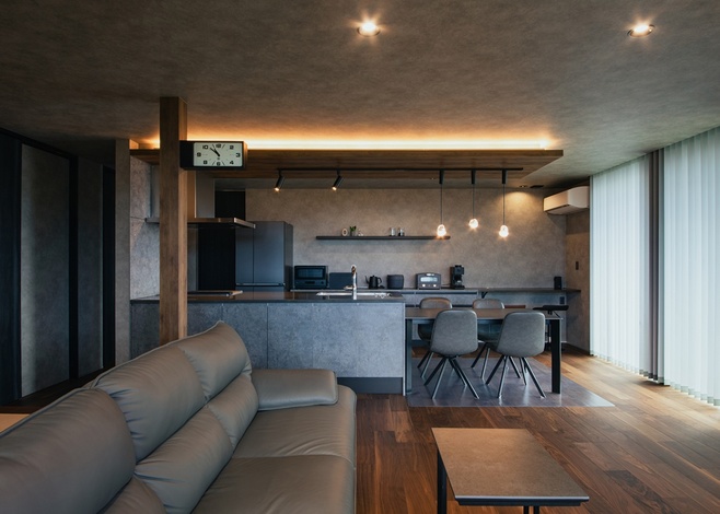 天井、壁、家具をグレージュでコーディネート。木のぬくもりを感じるフローリングとバランス良く融合し、夫婦のイメージ通りの空間に。東側のトリプルサッシは庭の景色を切り取るピクチャーウインドウ