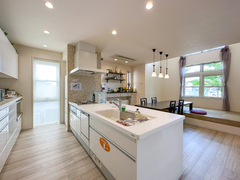 明るく開放感のあるキッチン。広々としたキッチンエリアの前にはダイニングスペースがあり、リビングも見渡せて家族の団らんの場に最適な配置である。