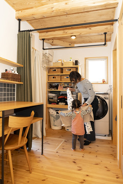 使い勝手の良いランドリールーム。収納棚や作業スペースがあり、洗濯の作業が効率的に行える空間設計になっている。【ネクストハウスデザイン】