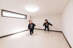 小屋裏は白とピンクのストライプのクロスをチョイスして、子どもの遊び場にぴったりな雰囲気に仕上げている。小さな子どもなら元気に走り回れる充分な広さ。キッチンにいる奥さまにも気配が伝わりやすいよう、2階のフロアからストレート階段で結ばれているのも安心ポイント。さらに、収納としても荷物の出し入れがしやすい【irohaco（アヴァンス）】