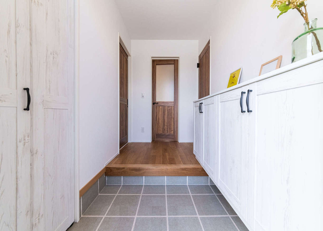 収納たっぷりの玄関ホール。白い造作家具でシンプルにコーディネートした