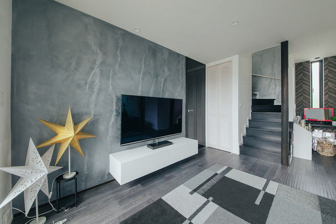 テレビの背面と階段ホールの壁にイタリア漆喰のユーロスタッコを採用し、空間のアクセントに。高度な職人技が必要とされる塗り壁で、一つとして同じ表情がなく、個性的な空間演出ができる