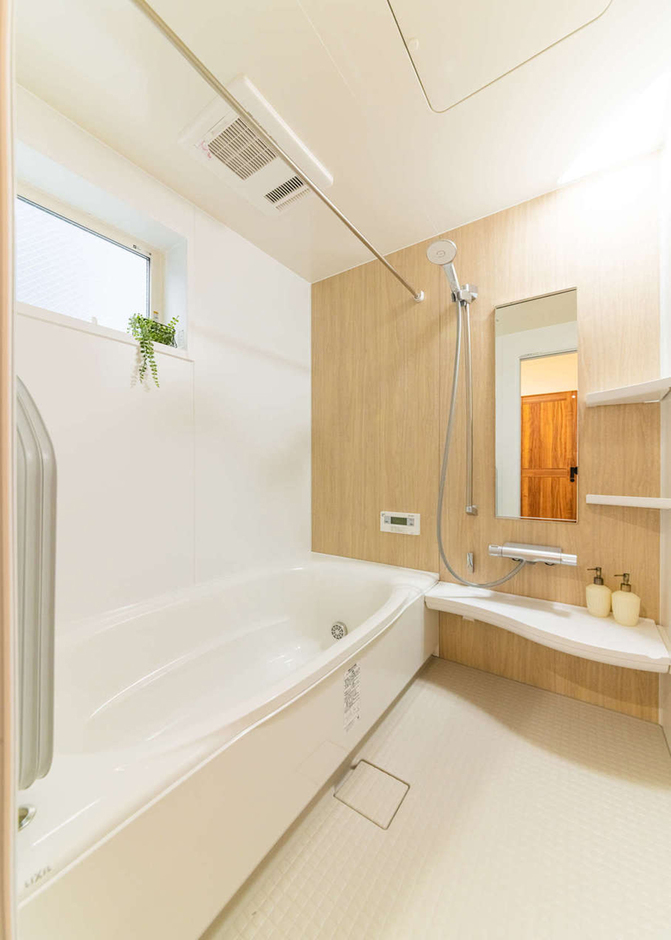 ゆっくりと足を伸ばせて、リラックスできるバスルーム。浴室乾燥機付き