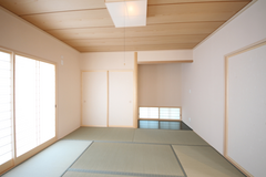 落ち着いた雰囲気の和室。床の間や畳など伝統的な和の要素が満載で、心休まる空間です。【アキヤマ】