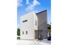 外観はホワイト×グレー×ウッド、洗練されたキューブ型。
アクセントのコートラインと宅配ボックス、ポーチまでのタイル風の小道など、細部までこだわりが光ります。【秀光ビルド】