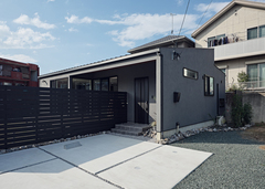 高い塀を設けてプライバシーを確保【平屋建築ブルーハウス】
