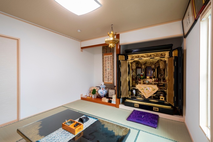伝統的な和室。畳の上に装飾された床の間があり、落ち着いた空間を提供。瞑想やリラックスに最適な場所。