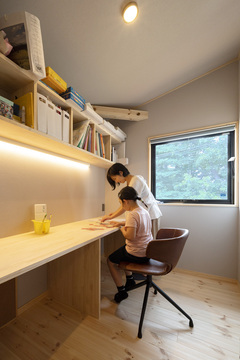家庭用のワークスペース。自然光が射し込み、落ち着いた雰囲気で集中力を高めるのに最適な環境。