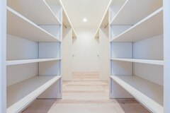 室内干しスペースから数歩の距離に、4畳のウォークスルークローゼットを用意。考え抜かれた家事動線が、日々の時短に貢献する【大成工務店】