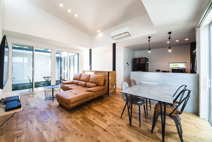 窓を開けると気持ちのいい風が部屋に入り、周囲の目を気にせず、のんびりくつろげる