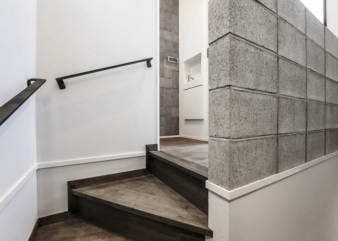 階段を上ると左手にトイレ、正面にリビング