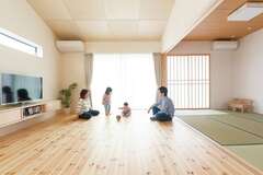 20畳のLDKと6畳の和室がつながる広々空間。造作したテレビボードを浮かせてすっきり。リビングとフルフラットでつながる和室は、子どもが昼寝をしたり、ゲストルームになったりと、自由に使える第2のリビング