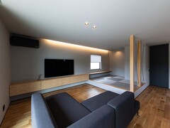シンプルでモダンなデザインのLDK。大きなテレビとソファが配され、家族がくつろげる空間が広がっている。