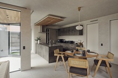 木目の天井と石目調のフロアタイルの相性抜群のデザイン。【平屋建築ブルーハウス】