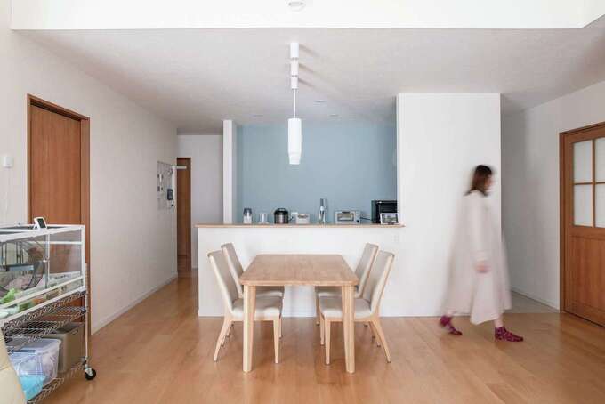 対面式キッチンは左右どちらからも入れる回遊動線に。リビングへのアクセスも、個室へのアクセスも良く使いやすい