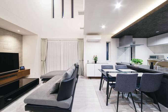 リビングとダイニングを天井の高低差でゾーニングし、それぞれの空間に落ち着きが生まれた。キッチン部分は下がり天井にして間接照明を設け、スタイリッシュに演出