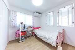 長女の部屋は室内窓から階下を見おろせる【東海ハウス】