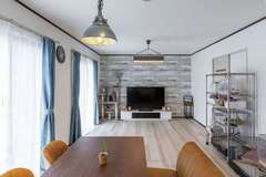 フローリングの色と質感に合わせて、テレビ背面のクロスを選んだ