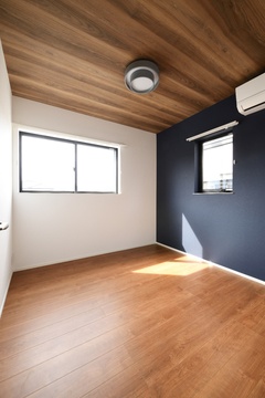 モダンな配色が施された子ども部屋。窓からの光が差し込み、快適な空間を提供する【REIWA HOUSE（令和ハウス）】