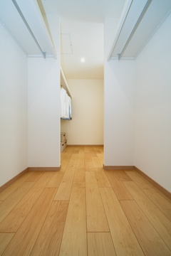 両側ともハンガーパイプと枕棚のある収納力抜群のWIC。