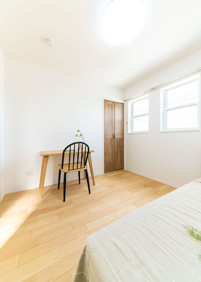 2階の子ども部屋は4.5畳×2部屋。白い上げ下げ窓がかわいい