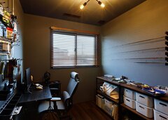 2階にあるご主人の趣味部屋。釣り竿やリールなどをディスプレイしたり、メンテナンスしたり、明日の釣果を想像したり、至福のひとときを過ごす