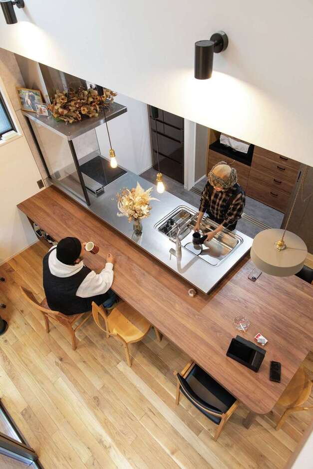 大人数でも集まれるようにと、キッチンにはゆったりとしたカウンターテーブルを造作で