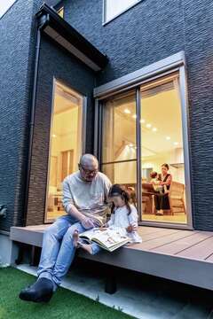 外と内をつなぐウッドデッキは、BBQや子どもがプール遊びをするのに最適【住宅工房 アリアンス】