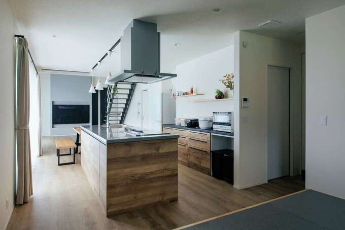 奥さまがこだわったアイランドキッチン。バックヤードに水回りを集約し、ぐるぐると回遊できる家事ラク動線を実現