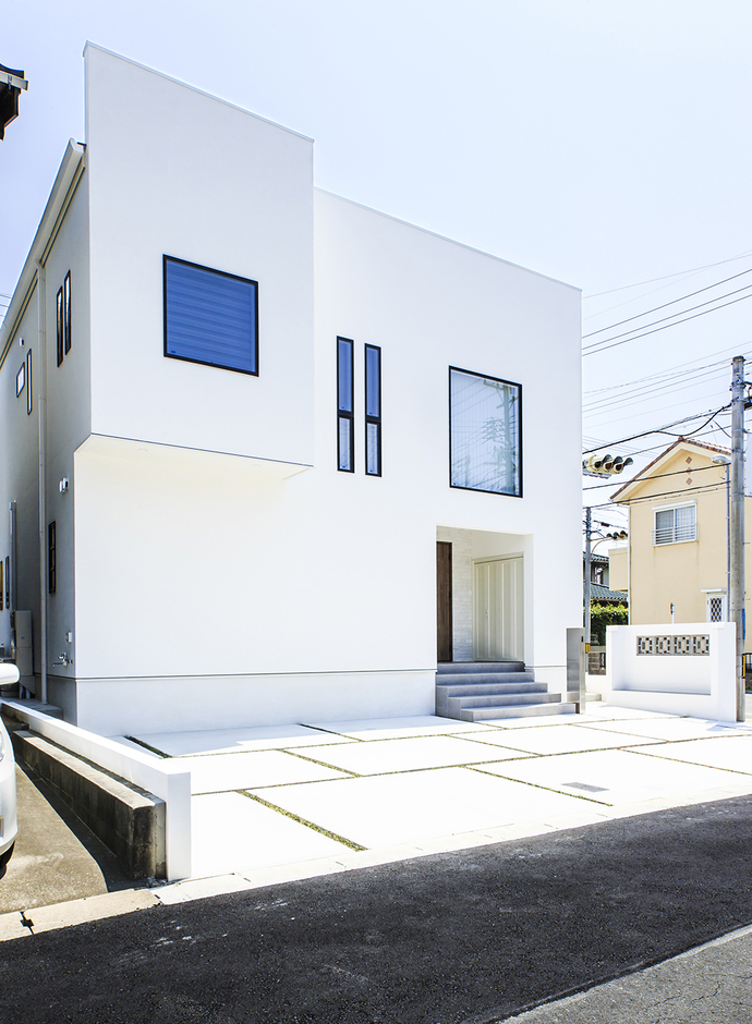 玄関前にある扉付きの外部収納が使いやすい