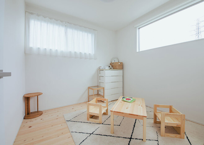 将来に備え、2つの子ども部屋を用意した。窓の位置やサイズは、周辺環境を踏まえて決定。壁はマグネットがつくようになっている