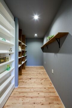 趣味道具をしまうための造作棚を多数用意。パソコンデスクを置いて、リモートワークにも対応可能。休日にはゲームで息抜きもしながら自由に使える部屋。