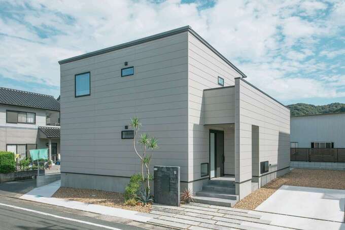 グレーのガルバリウム鋼板の外壁に黒いサッシを組み合わせ、シンプル＆スタイリッシュに仕上げた外観。道路側は周囲の視線に配慮して開口部を抑え、代わりに南面の庭側に開口部を広くとることで、十分な明るさを確保した