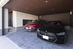 車をゆったりと収納できるビルドインガレージ。天井は木目調仕上げで、落ち着いた雰囲気を演出している。車の出し入れがスムーズに行える設計である。【クレバリーホーム愛知・三重・岐阜（住生活研究所）】