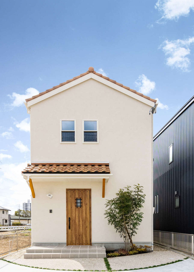 南フランスに建ち並ぶ民家をイメージした、素朴でかわいい外観デザイン。年月とともに風合いが増していく