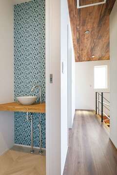 センスの良いアクセントクロスがポイントの2階の手洗いスペース