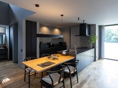 シンプルでモダンなデザインのダイニングキッチン。スリムなフォルムの照明を選び、LDK全体の雰囲気に合わせた。