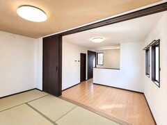 畳スペースと一体化したリビング。スライド扉を開ければ広々とした空間が広がる。【建築システム（狭小住宅専門店）】