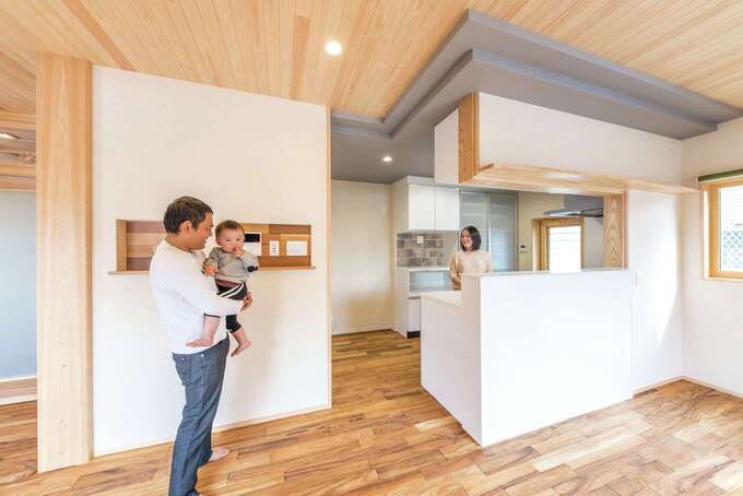 キッチンからはリビングや和室を見渡せるので、いつでも子どもの様子を確認できて安心。左には造作のパントリーも