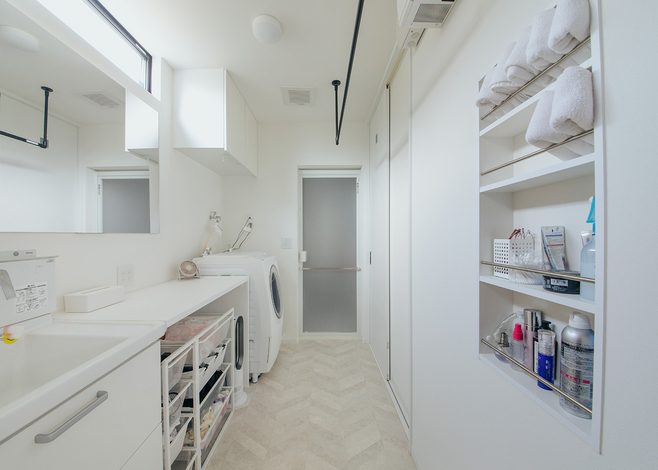 WICクローゼットへつながる3畳の洗面脱衣室は白で統一して、清潔感のある空間に。大きな作業台が使いやすい