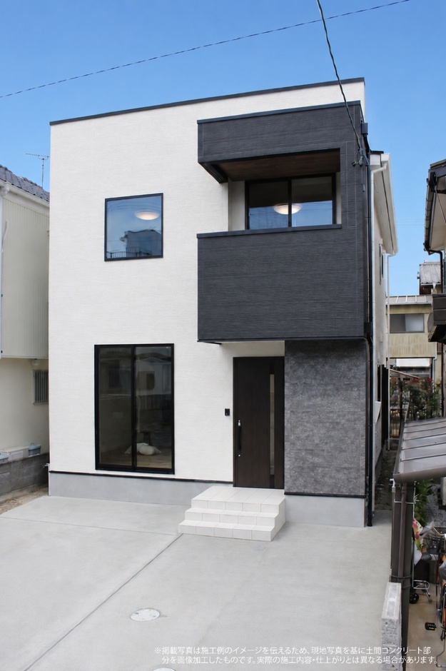 白を基調にブラックを効かせた、すっきりと端正な外観。
シンプルながら存在感のある、街並みに映える佇まい。