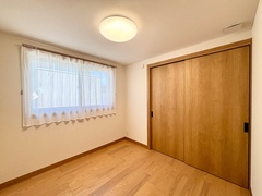 木目調のフローリングとナチュラルな壁面が心地よい居室。全室収納付きで、シンプルでありながらも、快適な住空間を提供します。【ミサワホーム静岡　三島支店】