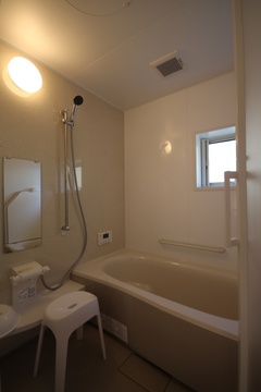 シンプルで機能的なバスルーム。コンパクトながらも快適に使用できるよう設計されており、掃除もしやすくなっている。