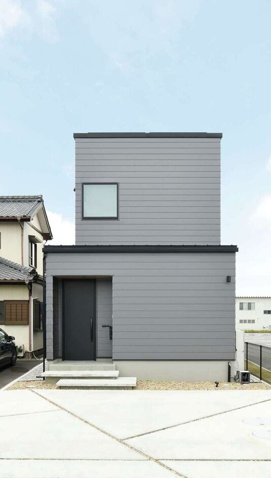 大小のBOXを積み重ねたようなおしゃれな外観デザイン。FIXの窓がワンポイントに