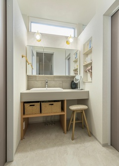 ホテルライクなデザインの洗面室。脱衣室とはっきり分けたことで、誰かが入浴中でも気兼ねなく歯磨きができる