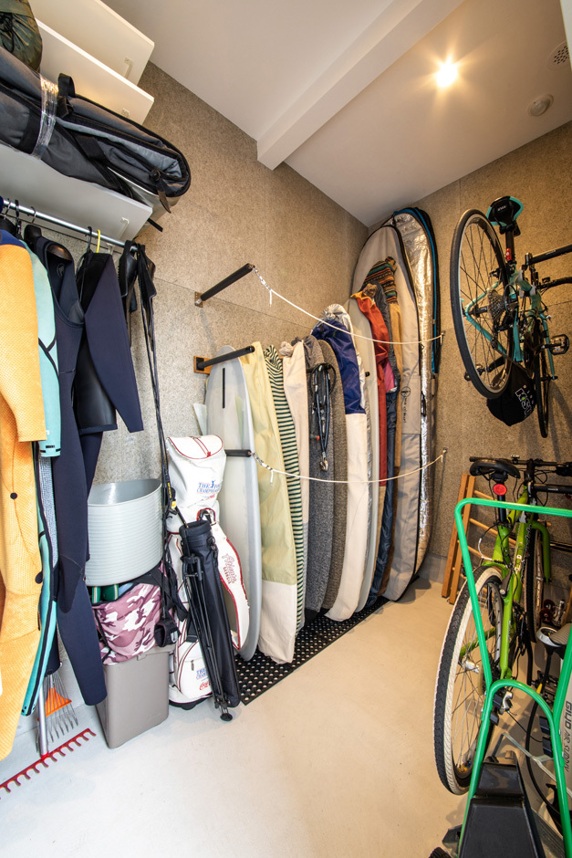 玄関収納には、サーフィンや自転車が趣味のご主人の荷物をまとめて収納。庭から直接出入りできるので、洗ったサーフボードをしまい込むのも便利