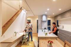 キッチンから見える場所に子どもたちのスタディコーナーを造作した。家族の会話も自然と弾みそう。大人のワークスペースとしても使える【住宅工房 アリアンス】